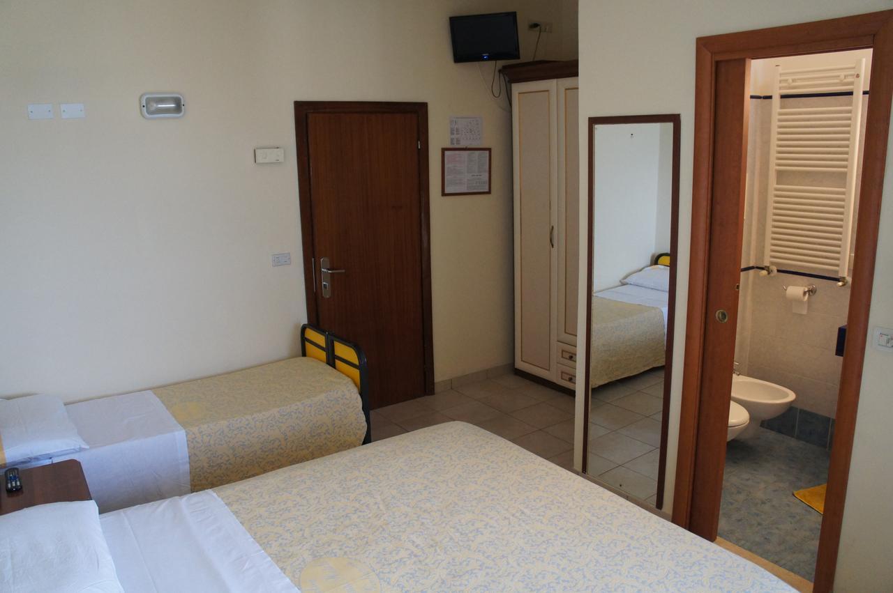 Hotel Nettuno Cattolica Exteriör bild